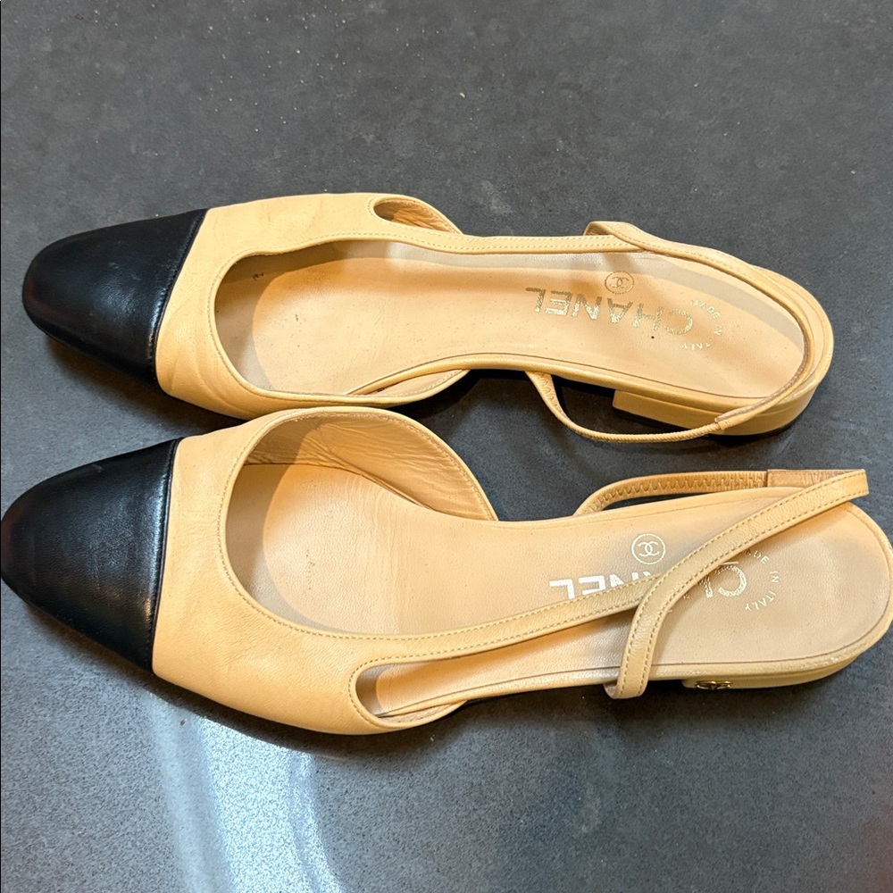CHANEL Women's Black and Cream Flats - Picture 2 of 8